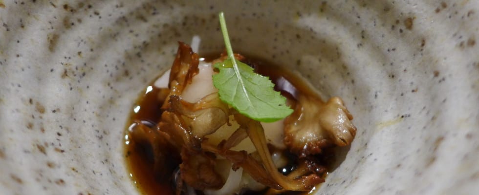 L'enclume - Broth of artichoke, Westcombe, hen of the woods (close-up)