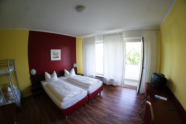 Hotel_alecsa_Olympiastadion_Berlin_bedroom