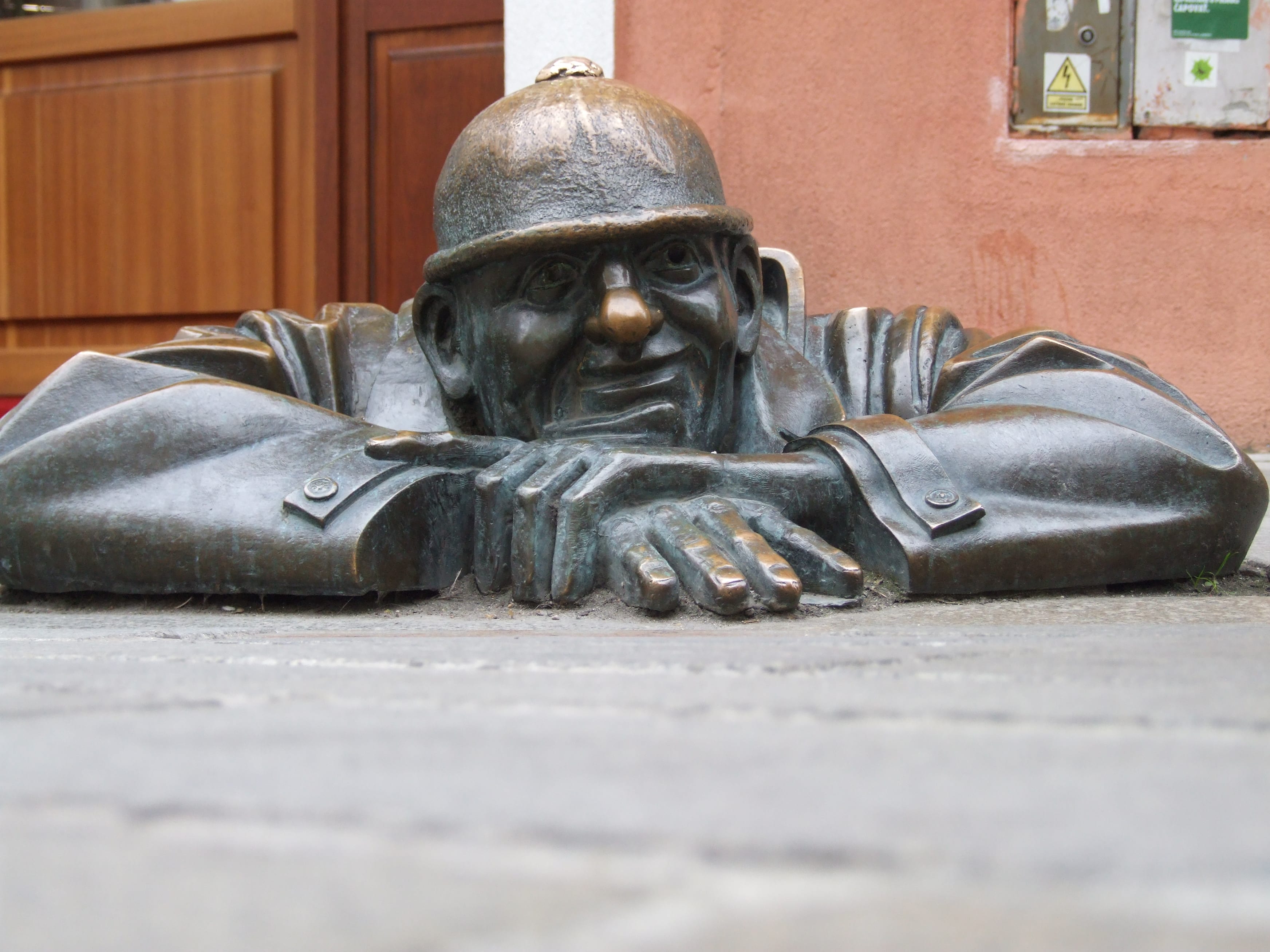 cumil man at work statue bratislava