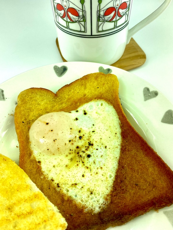 egg heart toast 1