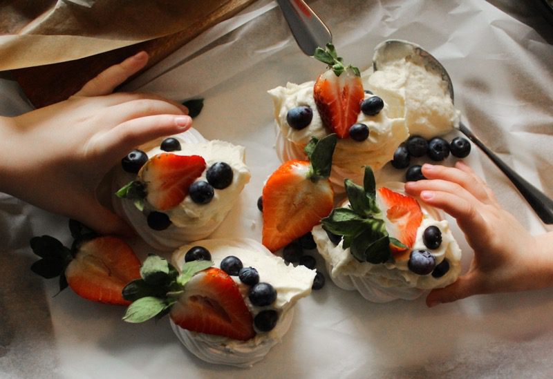 Berry pavlova