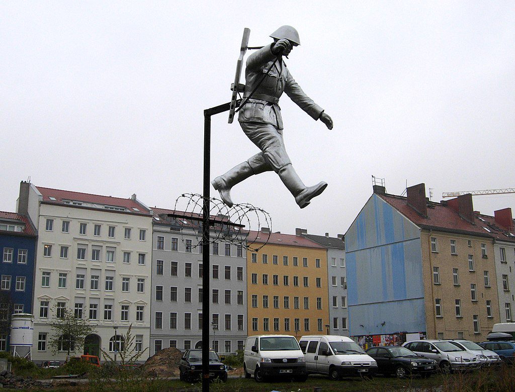 Wall jumper mauerspringer sculpture