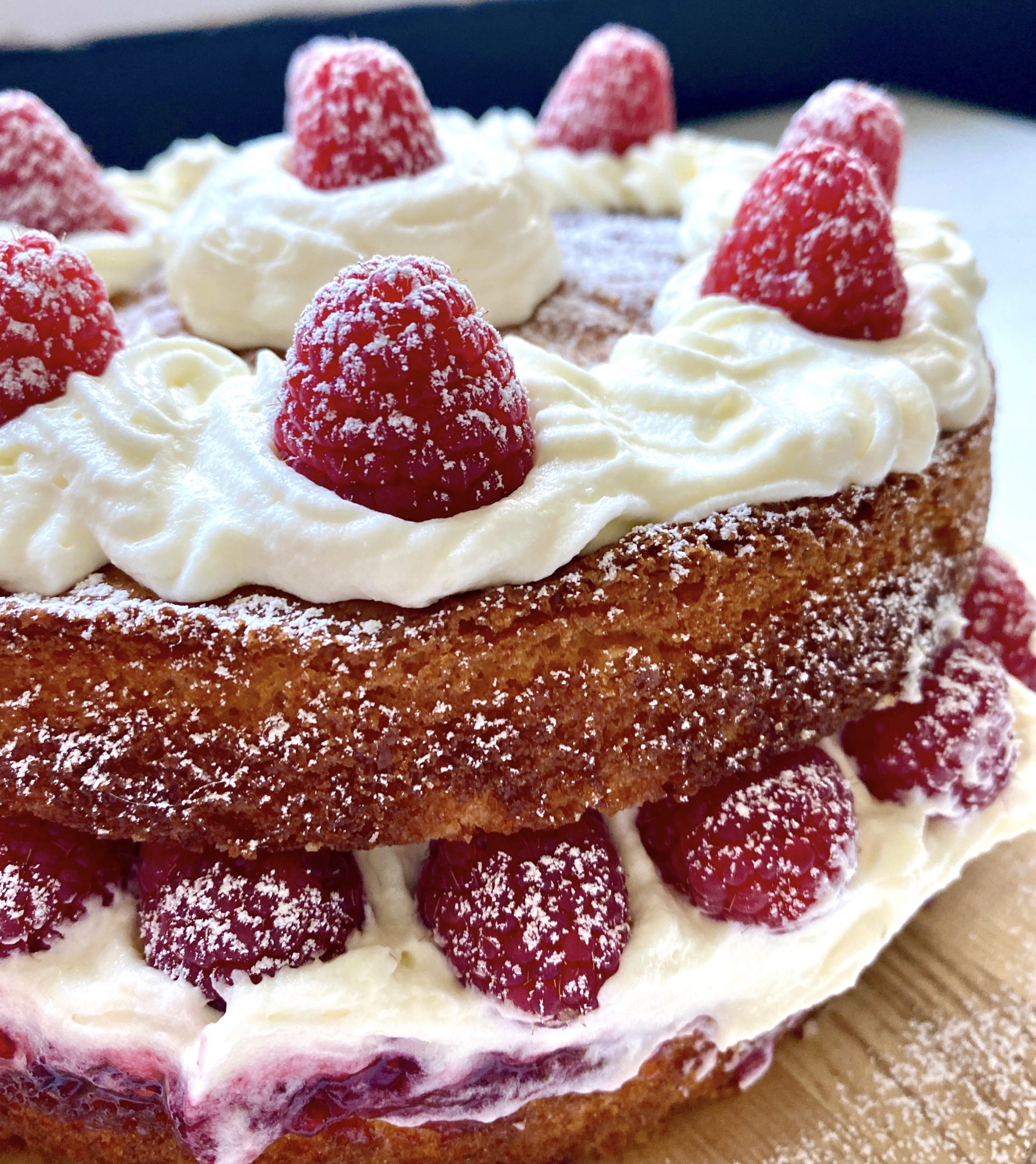 raspberry victoria sponge cake