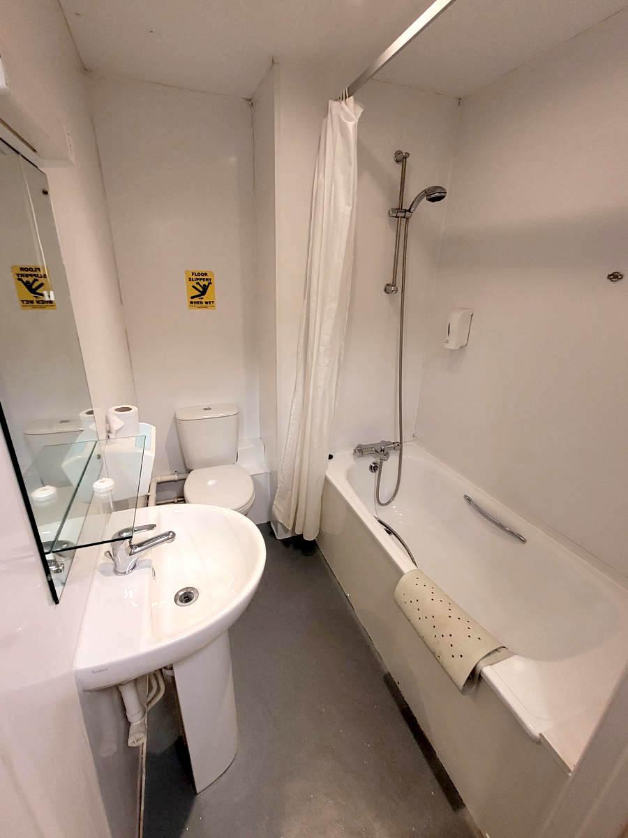 britannia hotel europa gatwick bathroom