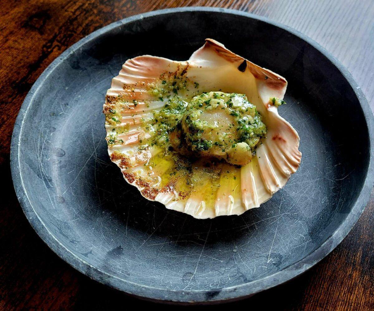 Scallops baked with garlic herb butter • Foodie Explorers