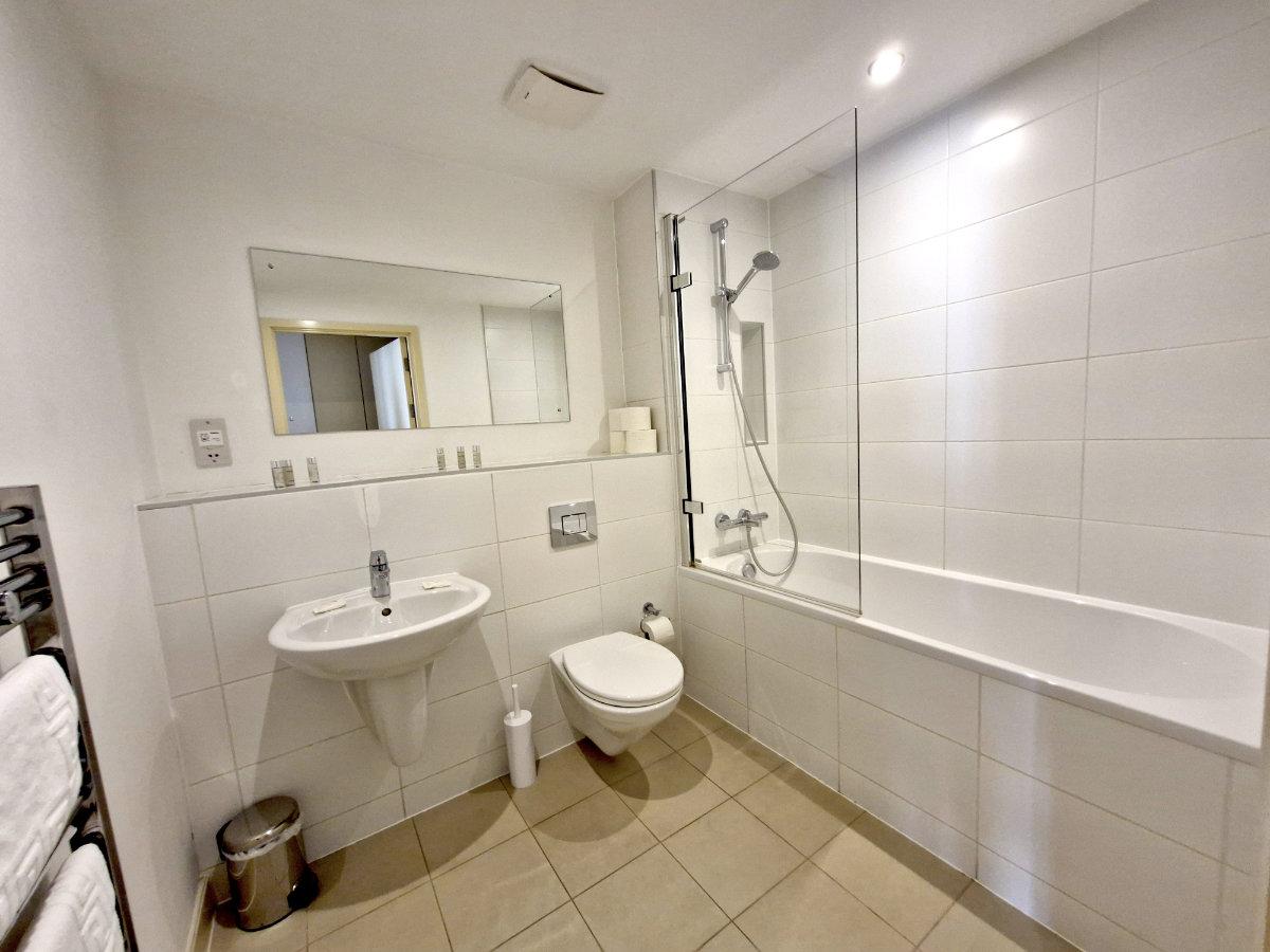 Cleyro Serviced Apartments - bathroom