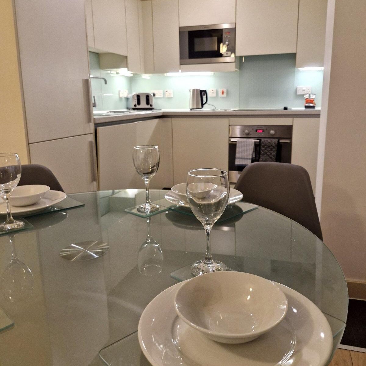 Cleyro Serviced Apartments - dining table and kitchen