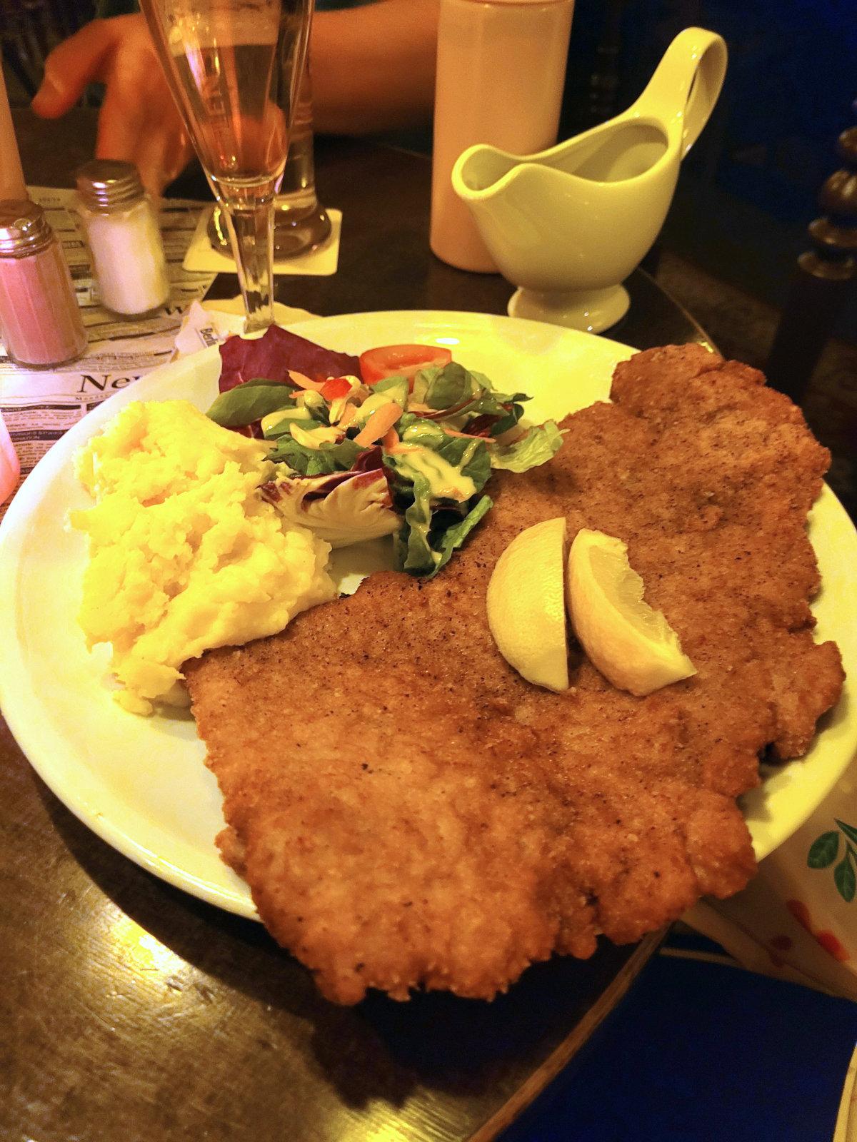 Dicke Wirtin traditional Berlin restaurant in Charlottenburg