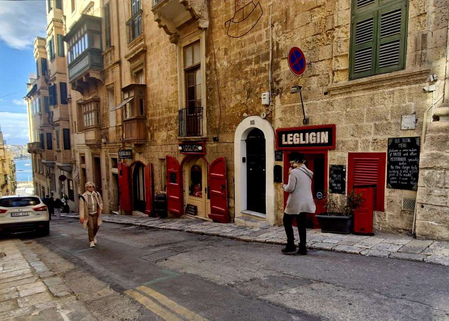 Legligin Valletta outside 