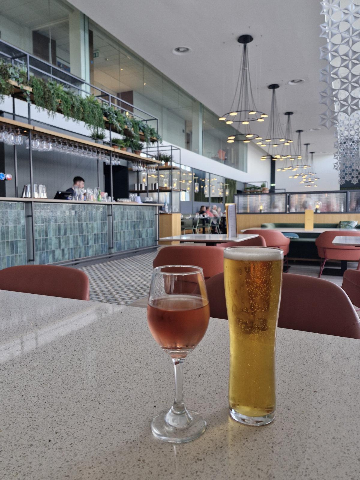 apex hotel dundee bar and dining area