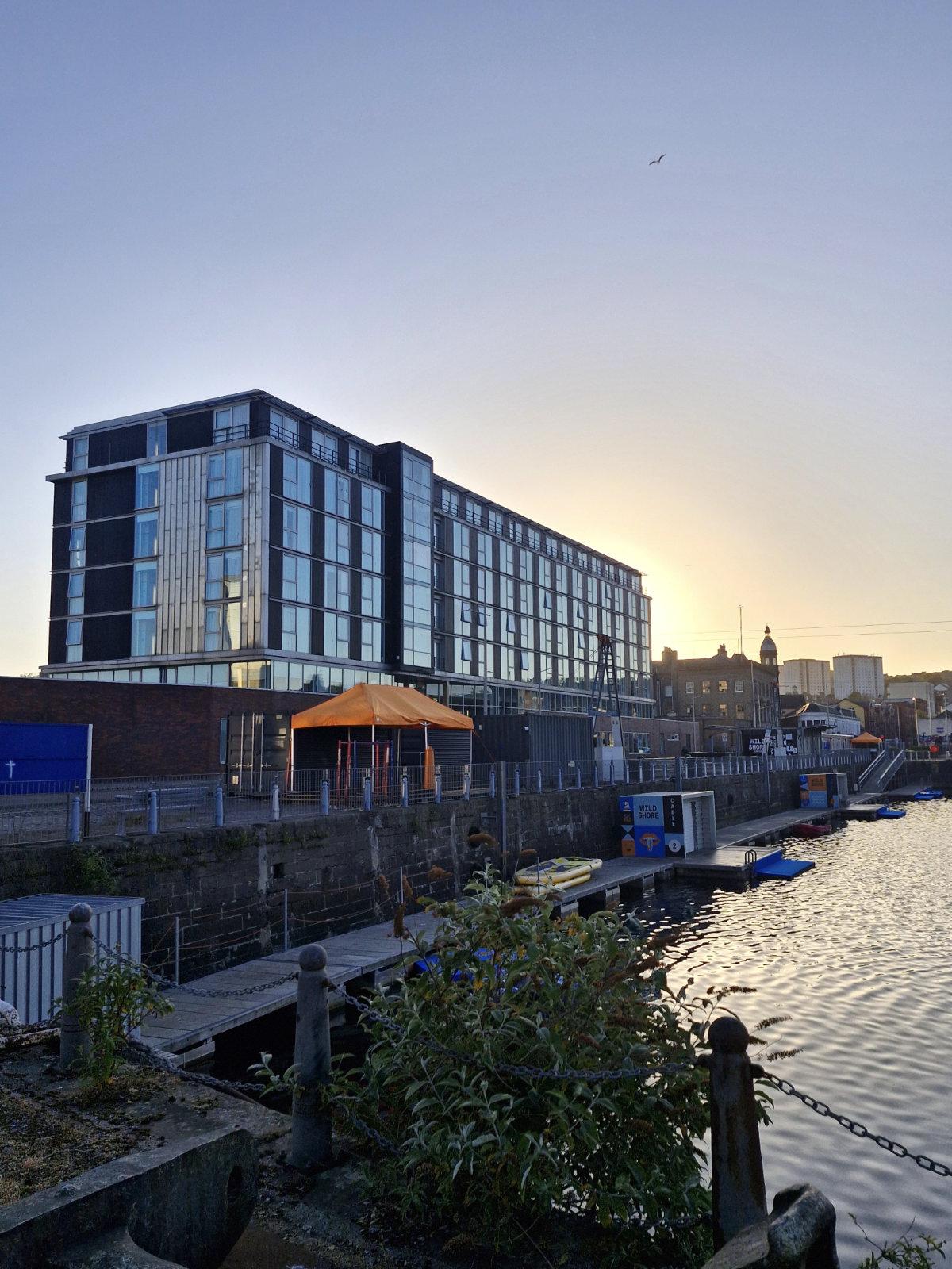 apex hotel dundee outside view dock