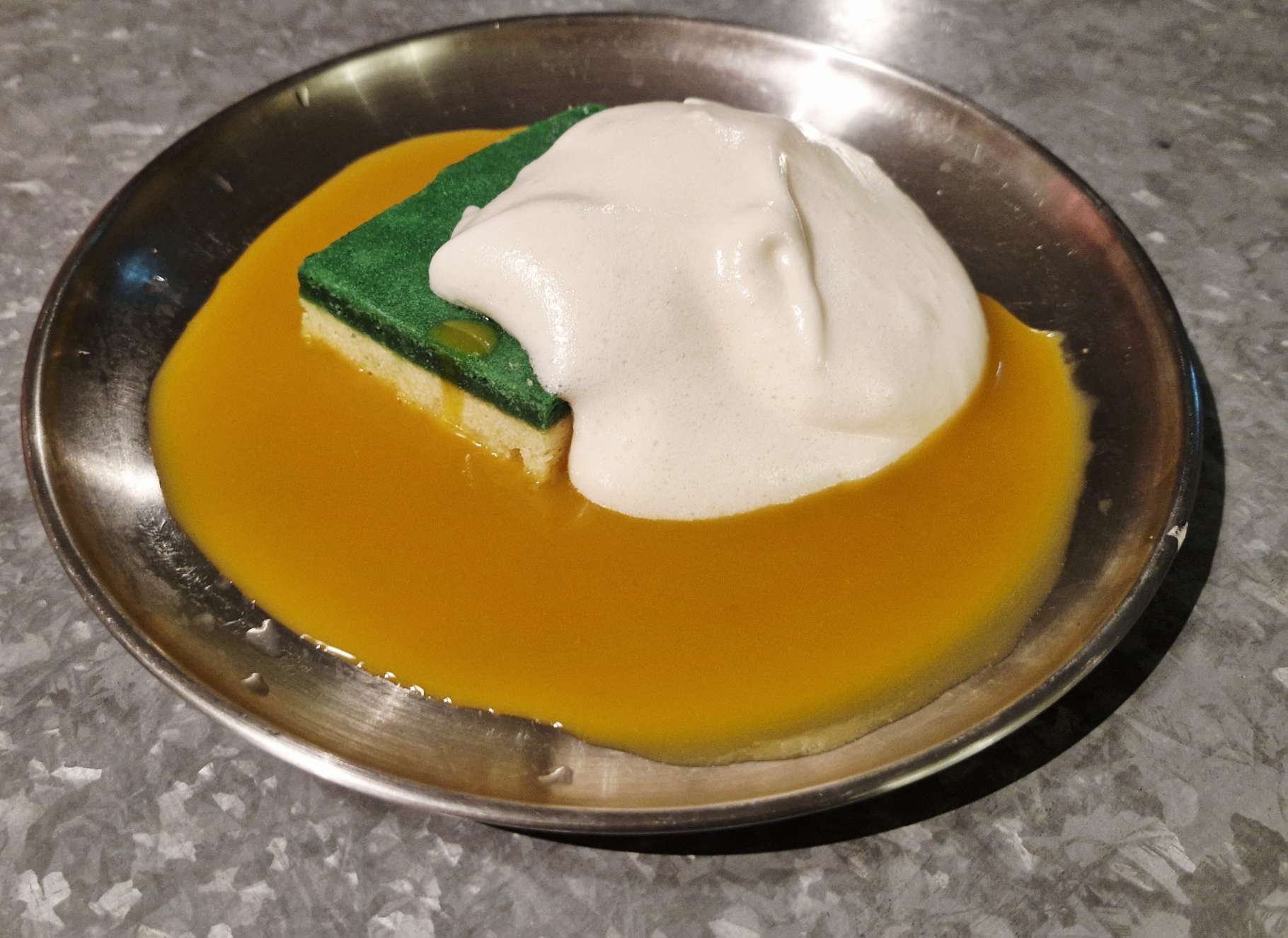 Trompe-l’œil sponge dessert at Privé de Dessert Paris