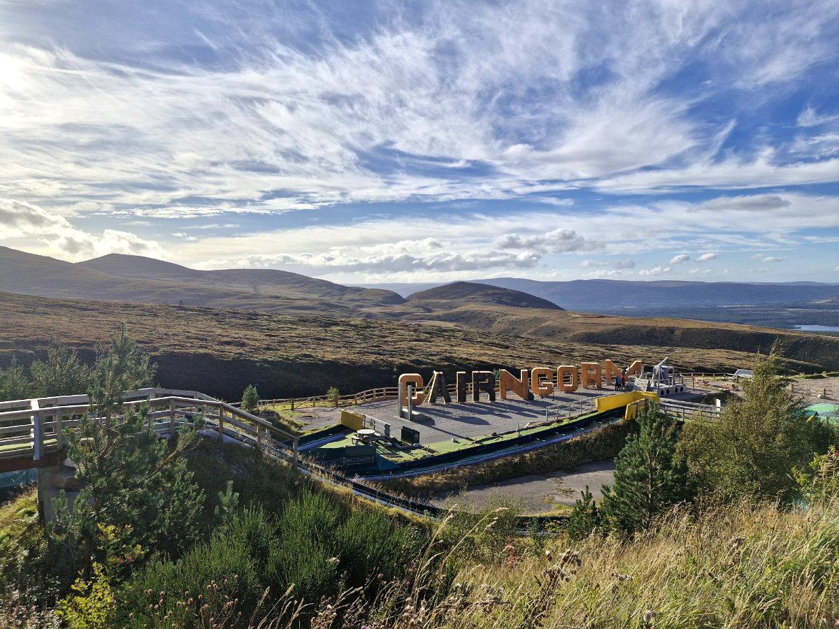 cairngorm sign and hills