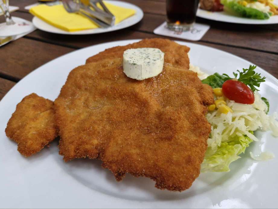 schnitzel at metzer eck bar berlin